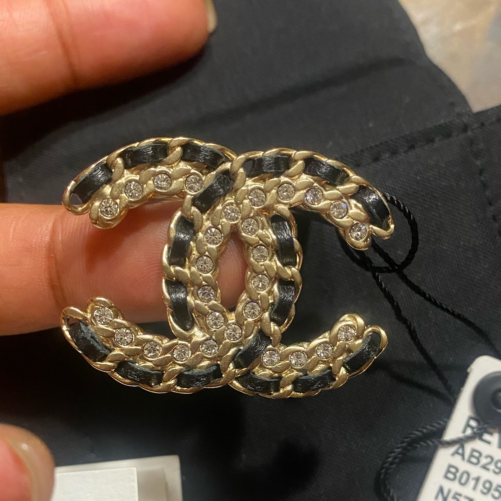 Lambskin Crystal Vintage style Allure CC Chain Brooch Black Gold - Picture 6 of 11